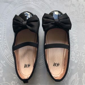 H&M Black Shellac Ballet Slip-On Shoes Toddler Girls Size 26 Front Bow Sandals